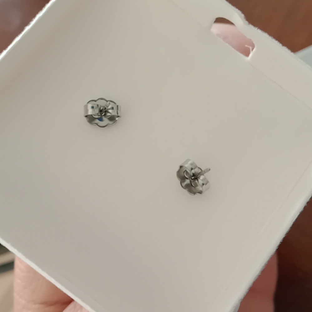 Gen. Diamond small stud earrings - Picture 4 of 6